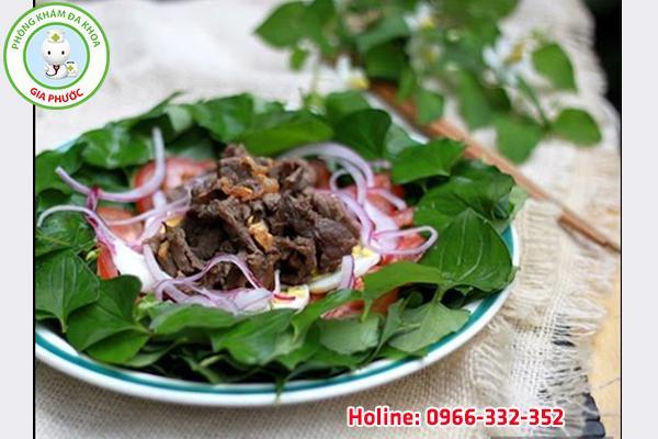 ăn nhiều rau diếp cá mỗi ngày để phòng bệnh trĩ